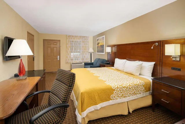 غرفة بسرير كينج للمدخنين، Days Inn By Wyndham Thomaston 5/6
