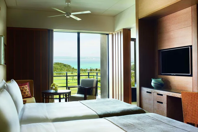 غرفة ديلوكس بسريرين مزدوجين بإطلالة على البحر بشرفة، The Ritz Carlton Okinawa 1/10