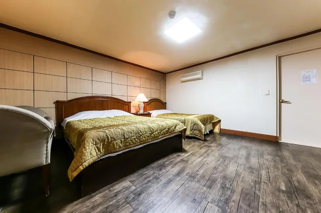 غرفة قياسية بسريرين منفصلين، Kyungha Spa Hotel 4/6
