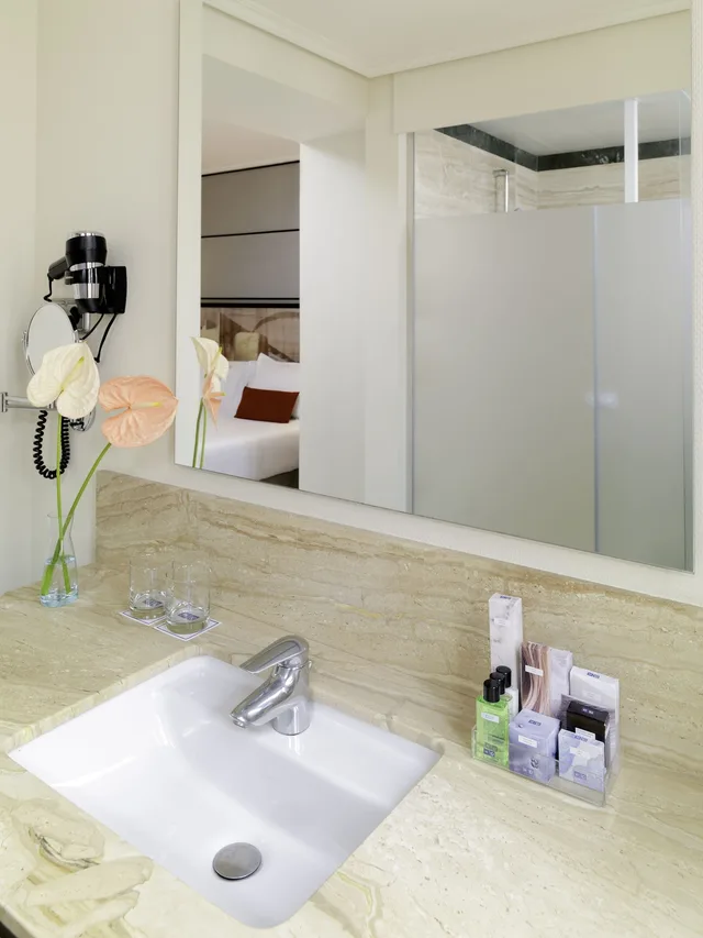 غرفة كلاسيكية بسريرين منفصلين بشرفة، H10 Universitat Hotel 5/6