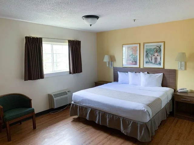 غرفة قياسية بسرير كينج بمطبخ صغير، Studio6 Extended Stay - Myrtle Beach, SC 1/4