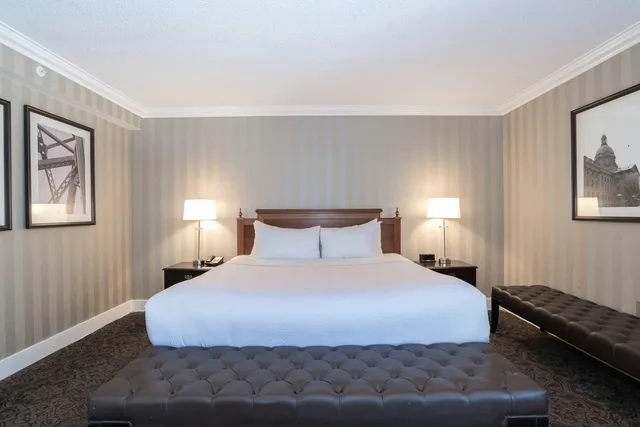 غرفة غراند بسرير كينج، Sandman Signature Edmonton Downtown Hotel 1/5