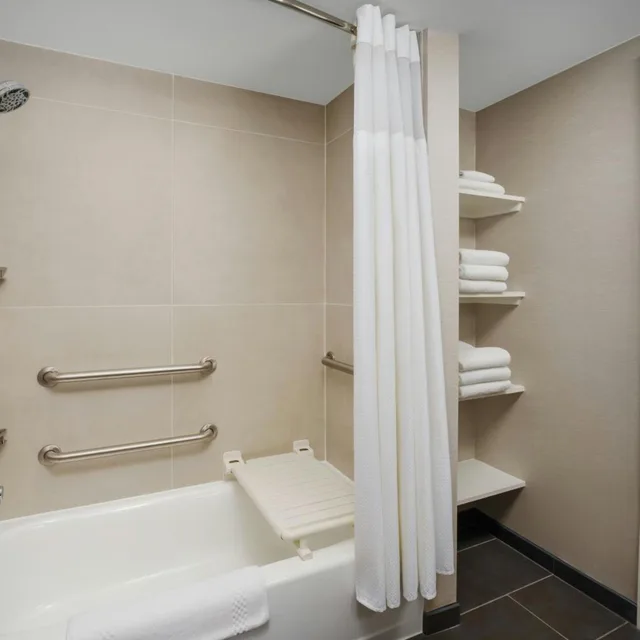 غرفة بسرير كينج بحوض استحمام لذوي الإعاقة، Courtyard Chicago Midway Airport 8/9