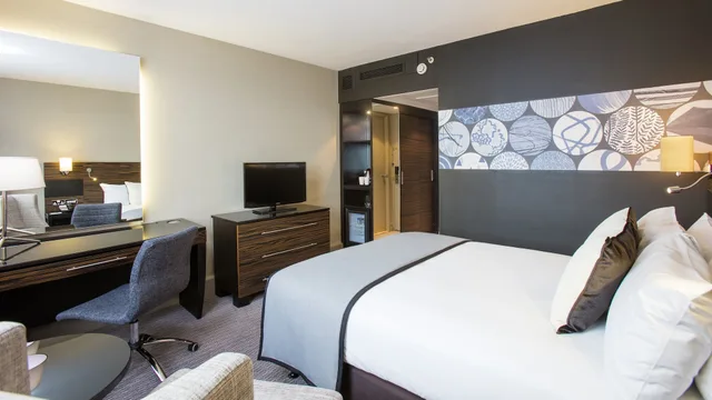 غرفة قياسية بسرير كوين بإطلالة على النهر، Crowne Plaza Glasgow 5/7