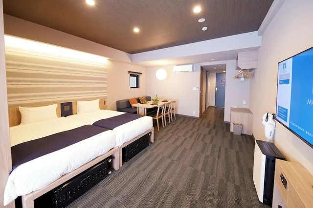 غرفة بسريرين منفصلين وفرشتي فوتون مع أريكة، Monday Apart Premium Akihabara Asakusabashi Station 1/5