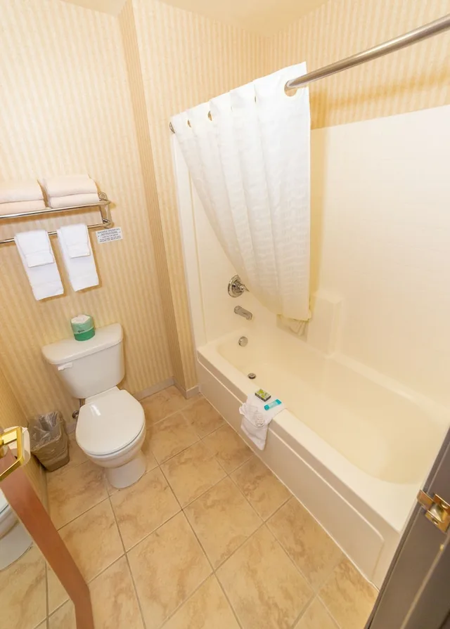 غرفة بسريرين كوين مع أريكة بمطبخ صغير، Clatskanie River Inn 1/1
