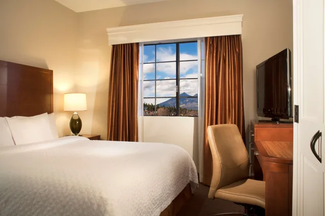 جناح بسرير كينج وسريرين مزدوجين مع أريكة، EMBASSY SUITES FLAGSTAFF 1/3