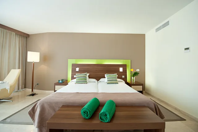 غرفة بسرير مزدوج بإطلالة جزئية على البحر، Hotel LIVVO Valle Taurito 1/3
