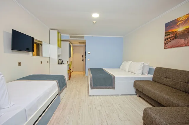 غرفة أساسية بثلاثة أسرّة، CITRUS PARK HOTEL 1/3