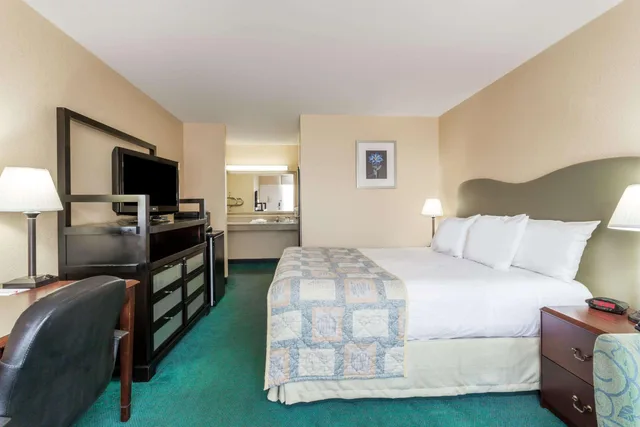غرفة بسرير كينج، Ramada by Wyndham Altamonte Springs Near I-4 2/2