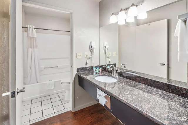 Premium Queen Suite, Inn at Lake Washington By OYO I-405 4/4