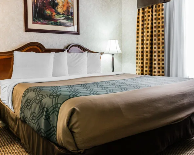 جناح بسرير كينج مع أريكة، Econo Lodge & Suites Grand Rapids Airport 2/3