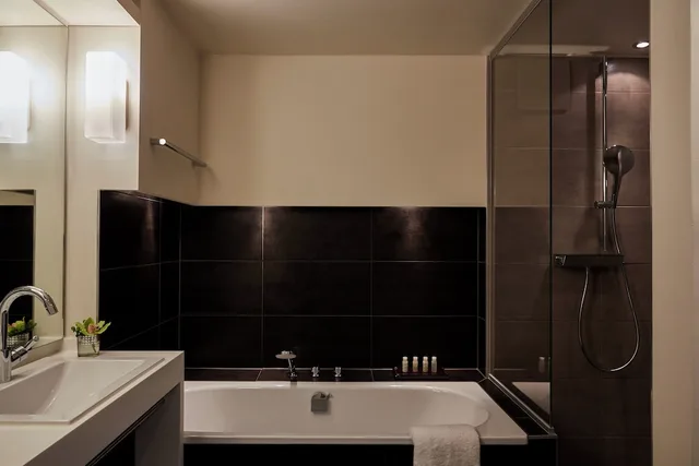 جناح بسرير كينج بإطلالة على الحديقة بغرفة نوم واحدة، Hotel Indigo Duesseldorf Victoriaplatz 6/8