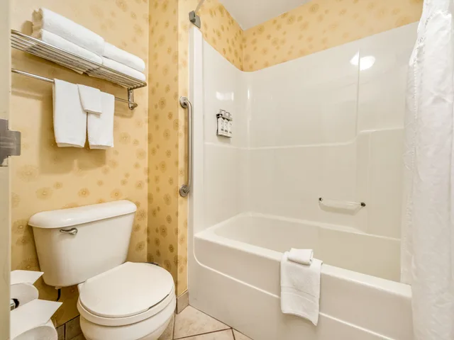 جناح بسريرين كوين، HOLIDAY INN LETHBRIDGE 2/3