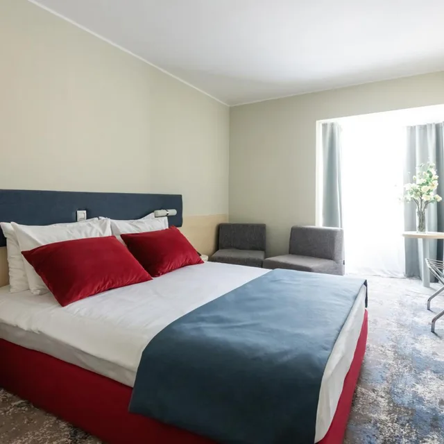 Room, Double Bed, Jumeira Building، Zenith Hotel - Conference And Spa - Mamaia Resort 4/8