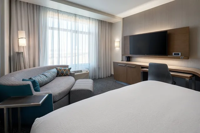 Room, King Bed, Sofa, Accessible, Courtyard by Marriott Petaluma Sonoma County 2/5