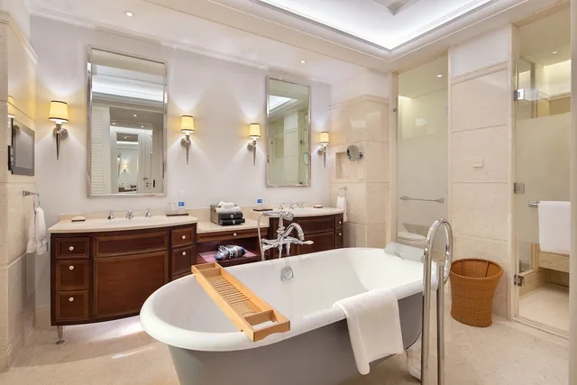 غرفة بسرير كينج بإطلالة على البحر بشرفة، The Royal Begonia A Luxury Collection Resort Sanya 9/9