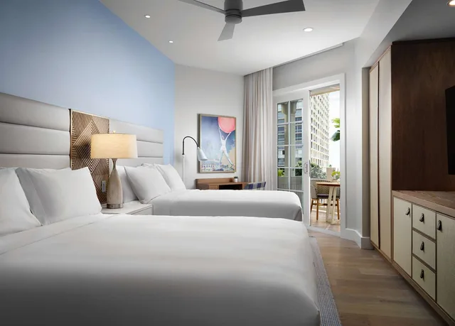 غرفة بسريرين كوين بإطلالة جزئية على البحر، Shore House at The Del, LXR Hotels & Resorts 1/4