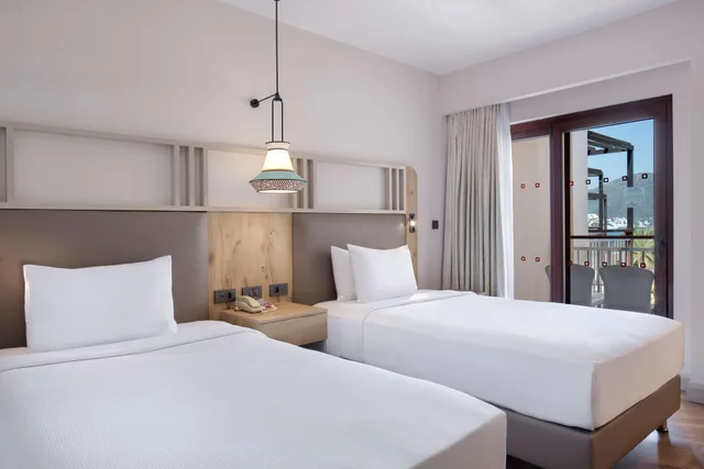 غرفة ديلوكس بسريرين منفصلين، DoubleTree by Hilton Bodrum Isil Club Resort 1/10