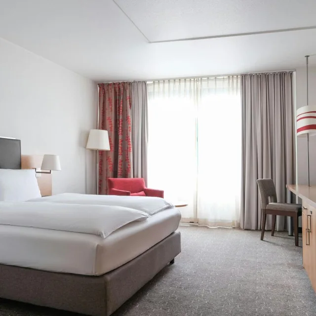 غرفة قياسية بسرير كينج وسرير كوين، FOUR Essen City Centre 6/10