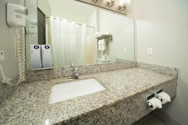 جناح بسرير كينج مع أريكة، Countryside Inn Suites Fremont 2/4