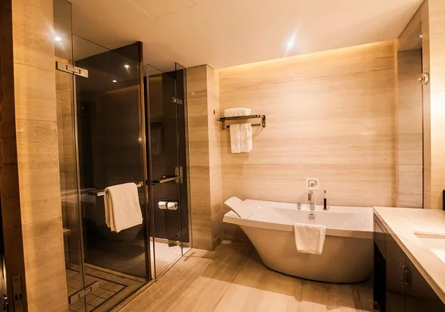 غرفة ديلوكس بسرير كينج وسرير كوين، ROYAL CENTURY HOTEL SHANGHAI 4/6