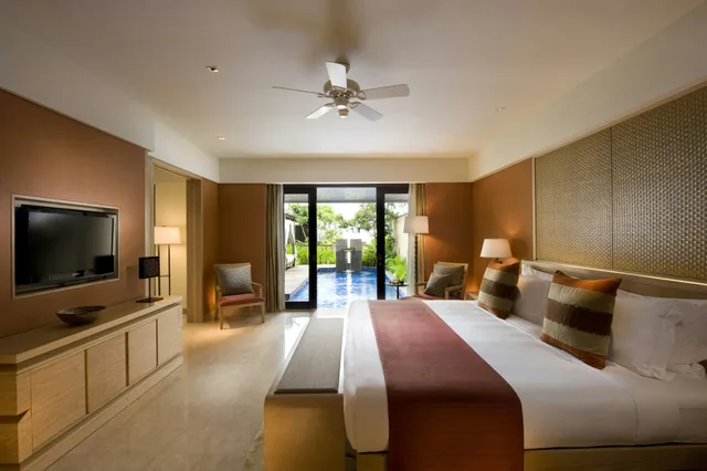 Conrad, Pool, Suite, King Bed، Conrad Bali 3/4