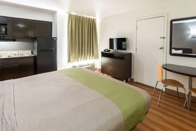 غرفة بسرير كينج بمطبخ، Studio6 Arlington, TX 5/10