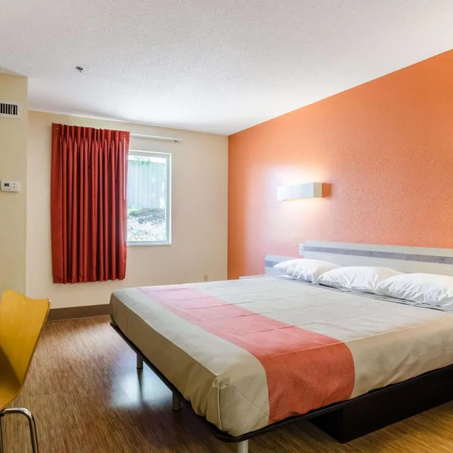 1 King Bed Mobility Access Ri Shwr Nsmk، Motel6 Bristol, VA 3/10