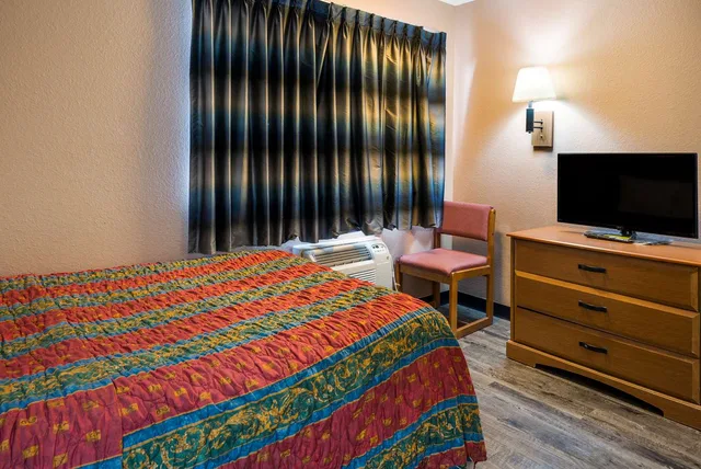 غرفة بسرير مزدوج لذوي الإعاقة، Knights Inn Grand Rapids 2/3