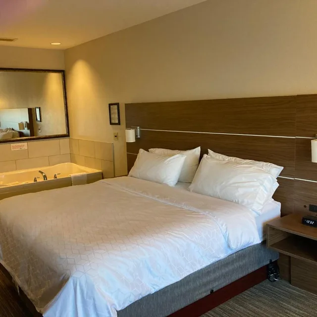 جناح بسرير كينج بجاكوزي، Holiday Inn Express Suites Portland 1/2