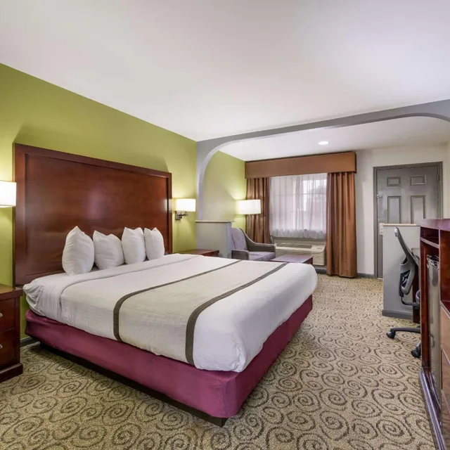غرفة بسرير كينج للمدخنين، Surestay Hotel By Best Western Deer Park 8/10
