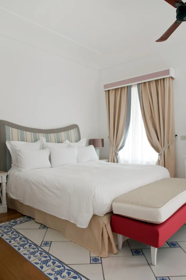 غرفة سوبيريور بسرير كينج بإطلالة على الفناء، Capri Tiberio Palace - The Leading Hotels of the World 4/8