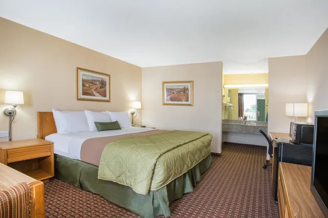 غرفة قياسية بسرير كينج للمدخنين، Ramada by Wyndham Wytheville 2/3