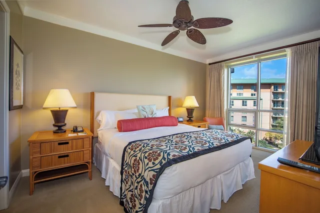 غرفة بسرير كينج بغرفة نوم واحدة بإطلالة جزئية على البحر مع أريكة، OUTRIGGER Honua Kai Resort & Spa 5/10