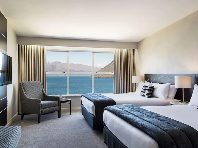 Superior, Queen Bed, Lake View, Movenpick Queenstown 3/8