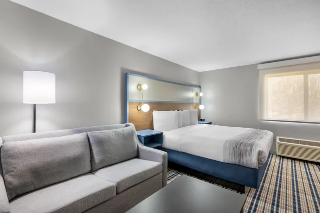 جناح بسرير كينج بحوض جاكوزي، AmericInn by Wyndham Delafield 5/10