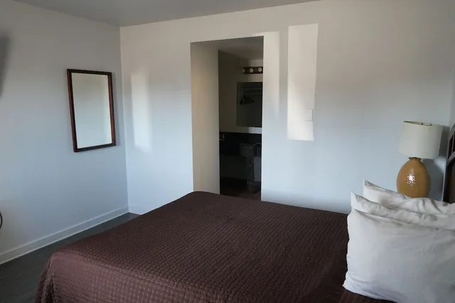 غرفة قياسية بسرير كوين، La Hacienda Motel 3/10
