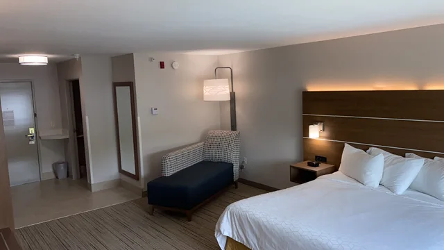 غرفة تنفيذية بسرير كينج، Holiday Inn Express Hotel And Suites Weston 1/1