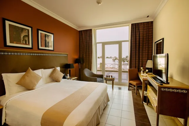 غرفة قياسية بسرير كينج بإطلالة على المسبح، Copthorne Al Jahra Hotel & Resort 3/9