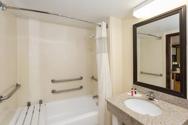 غرفة بسريرين كوين بحوض استحمام لذوي الإعاقة، Baymont by Wyndham Fort Myers Airport 4/4
