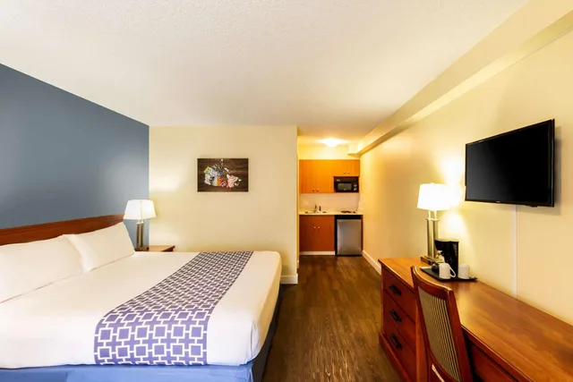 غرفة بسرير كينج مع أريكة، Econo Lodge Inn & Suites Calgary - University 1/10