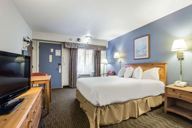 غرفة بسرير كوين، Days Inn by Wyndham Mackinaw City/Bridgeview Area 2/9