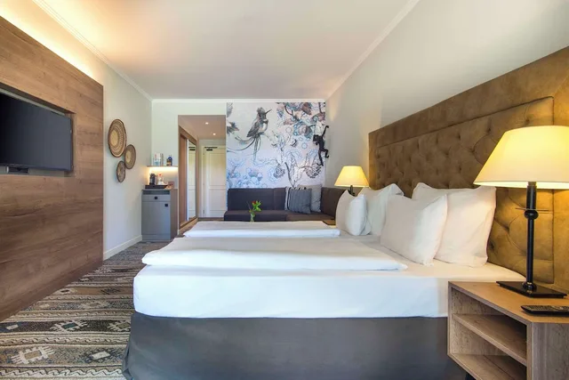 غرفة بسريرين منفصلين بإطلالة على المسبح مع أريكة، Lindner Golf Resort Portals Nous 5/9