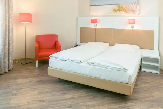 غرفة قياسية بسرير مزدوج بحوض استحمام، Hotel Stuttgart Sindelfingen City By Tulip Inn 2/5