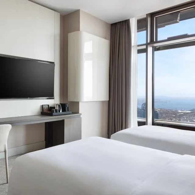 غرفة سوبيريور تنفيذية بسريرين منفصلين بإطلالة على البحر مع دخول الصالة، Istanbul Marriott Hotel Sisli 1/6