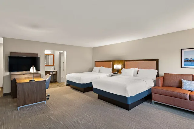 جناح عائلي بسرير بطابقين وسريرين كوين بشرفة مع أريكة، Hampton Inn & Suites by Hilton Petoskey 1/5