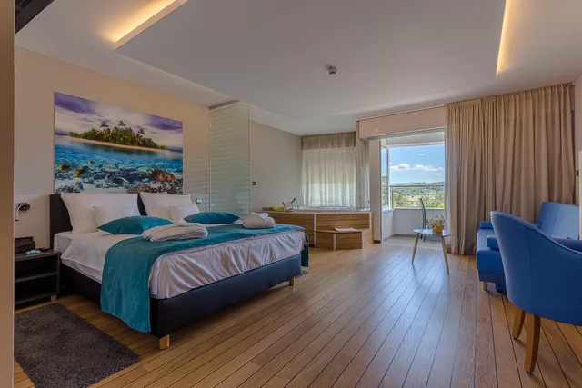 غرفة بسرير مزدوج بشرفة بجاكوزي، Wellness Hotel Villa Magdalena 3/10