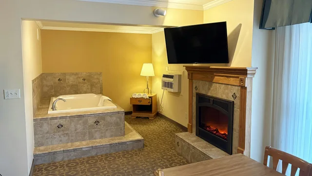 جناح تنفيذي بسرير كينج بحوض جاكوزي، Magnuson Grand Pioneer Inn And Suites 3/6