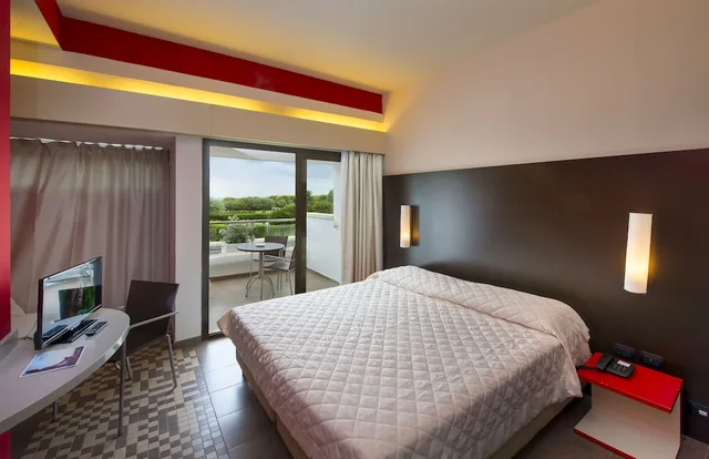 غرفة كلاسيكية ثلاثية بسرير مزدوج وسريرين منفصلين مع سرير إضافي، VOI Alimini Resort 2/5